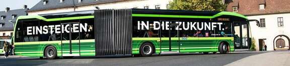 grüner Bus in Fulda mit Aufschrift Einstieg in die Zukunft