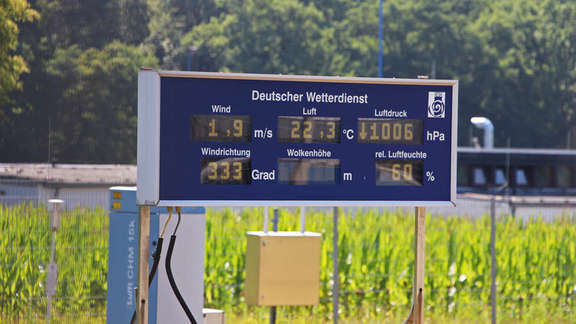 Vergrößerte Ansicht: digitale Anzeige Deutscher Wetterdienst zeigt u. a. Luftdruck und Temperatur