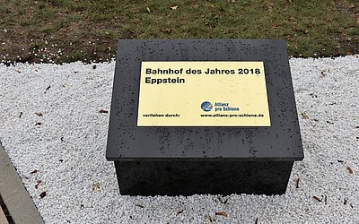 Marmorpodest mit der Messetafel zur Auszeichnung "Bahnhof des Jahres 2018 Eppstein" 