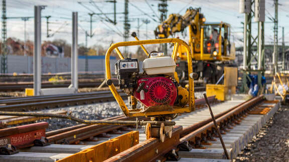 Baustelle mit Gleisbaumaschinen