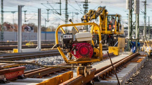 Vergrößerte Ansicht: Baustelle mit Gleisbaumaschinen