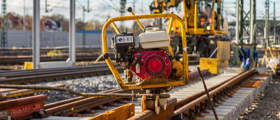 Baustelle mit Gleisbaumaschinen