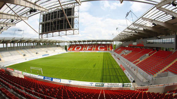Vergrößerte Ansicht: Tribünen und Spielfeld im leeren neuen Stadion in Offenbach
