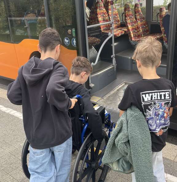 RMV-Busschule Lahnau 2026 Schüler beim Busseinstieg mit Rollstuhl