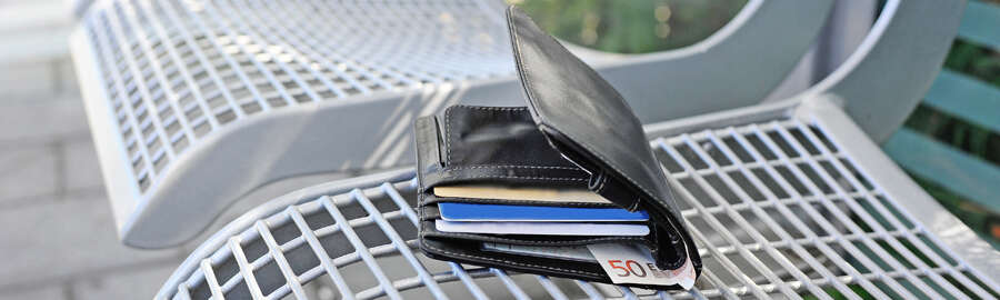 Geldbörse auf einer Bank am Bahnsteig