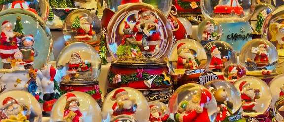 viele weihnachtliche Schneekugeln