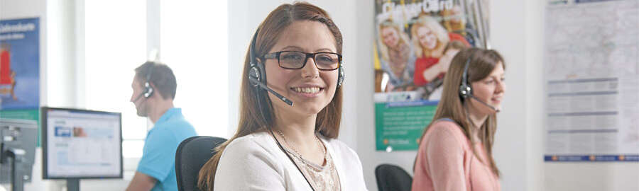 Customer advisor on the phone 