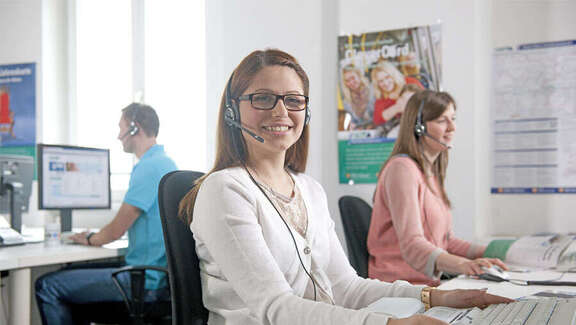 Kundenberaterin am Telefon