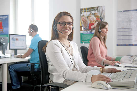 Kundenberaterin am Telefon