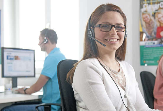 Kundenberaterin am Telefon