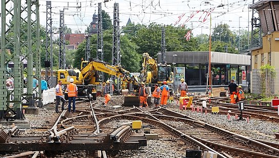 Die Gleisarbeiten in Frankfurt-Heddernheim laufen auf Hochtouren.