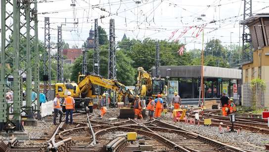 Die Gleisarbeiten in Frankfurt-Heddernheim laufen auf Hochtouren.