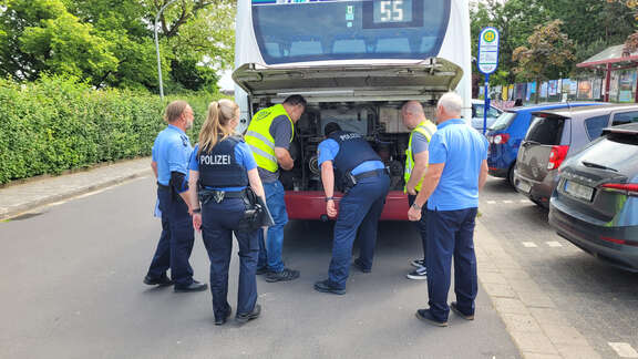 Mitarbeiter der VGO und des RVD inspizieren den Motorraum eines Linienbusses