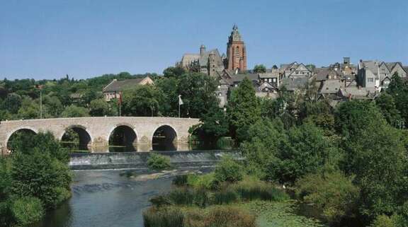 Das Bild zeigt die "Schokoladenansicht" der Altstadt von Wetzlar mit der Alten Lahnbrücke und dem Dom, der über der Altstadt thront. Es ist von der Neuen Lahnbrücke am Karl-Kellner-Ring aufgenommen.