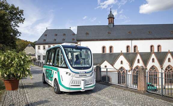 Autonomes Fahrzeug vor dem Kloster Eberbach