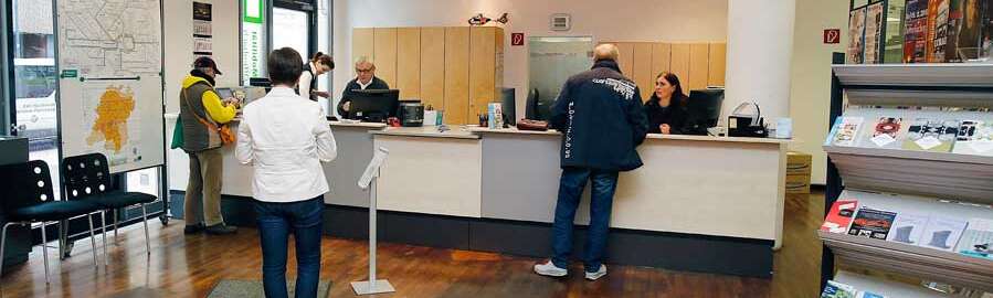 Inneraum der MobilitätsZentrale in Offenbach mit Kunden