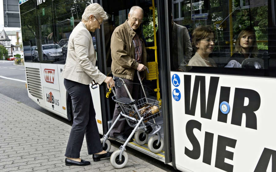 Senioren mit Rollator am Bus