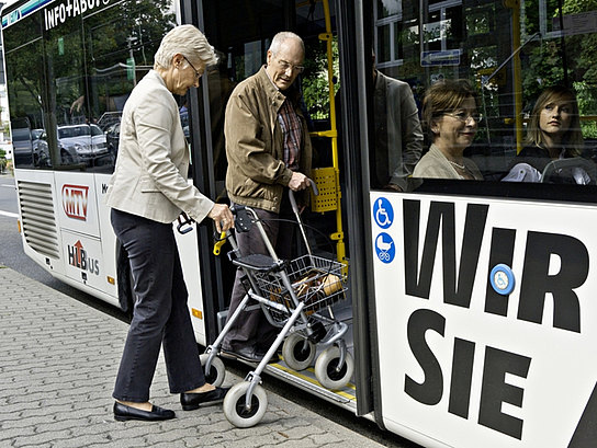 Senioren mit Rollator am Bus
