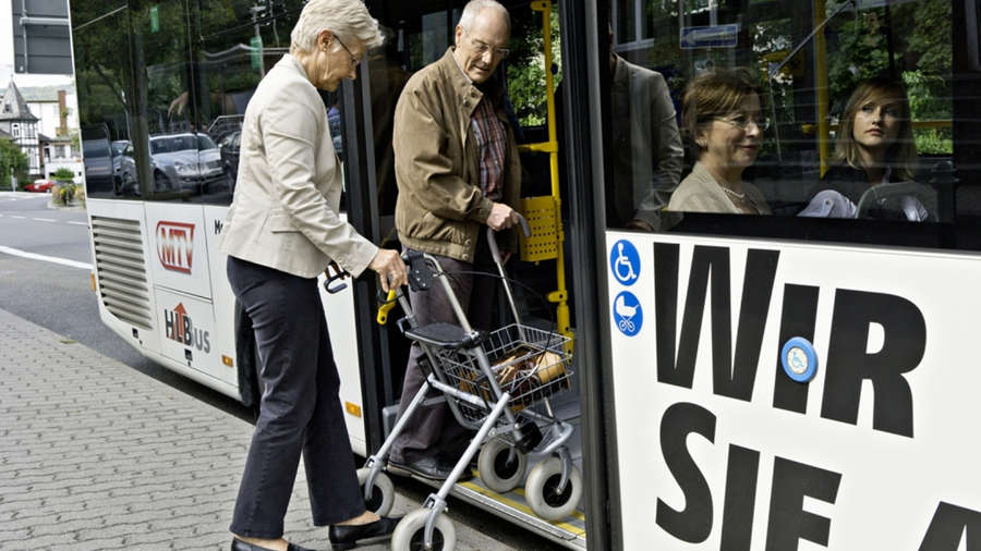 Senioren mit Rollator am Bus