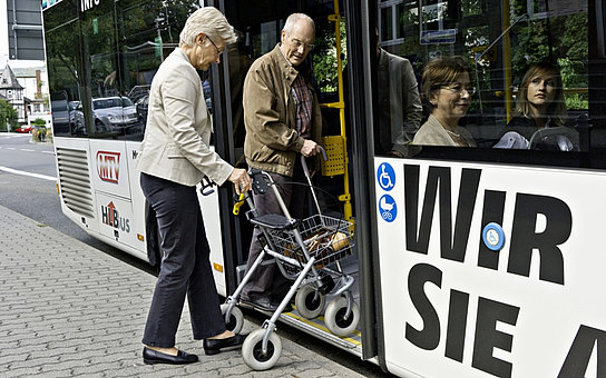Senioren mit Rollator am Bus