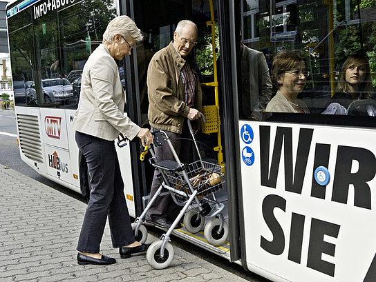 Senioren mit Rollator am Bus