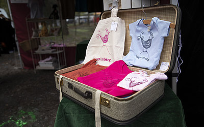 T-Shirt und Taschen aus Stoff mit Aufdruck "Vogelsberg"
