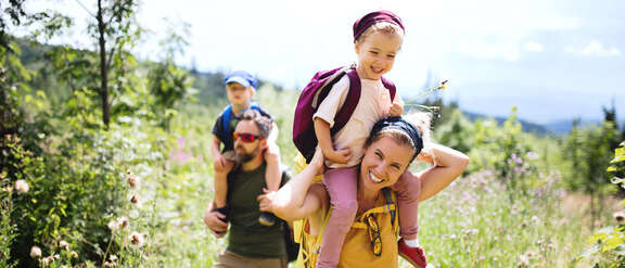 Familie beim Wandern im Grünen