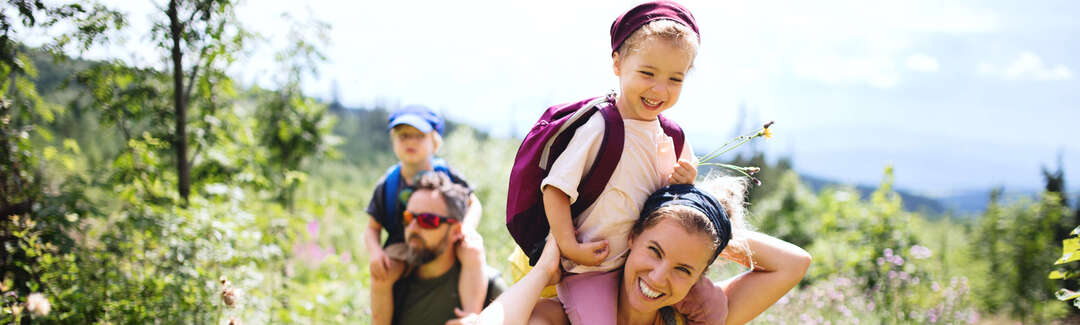Familie beim Wandern im Grünen