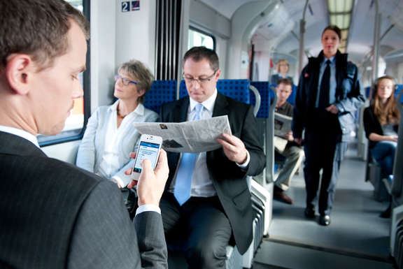 Mann in einer S-Bahn mit RMV-App auf dem Smartphone 