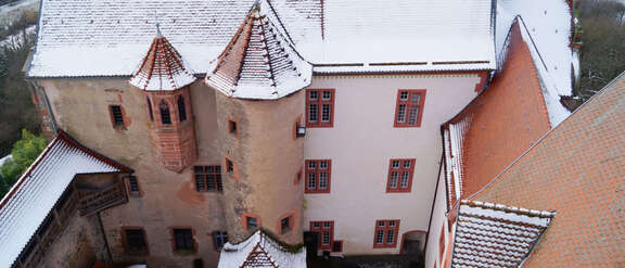 Verschneite Ronneburg aus der Vogelperspektive