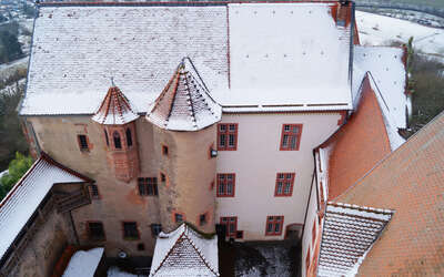 Verschneite Ronneburg aus der Vogelperspektive