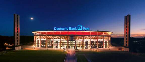Nächtliche Frontalansicht des Stadions "Deutsche Bank Park" in Frankfurt