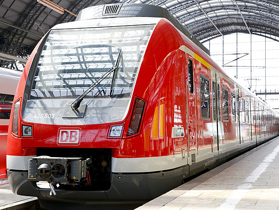 Außenansicht der S-Bahn ET 430 im Frankfurter Hauptbahnhof