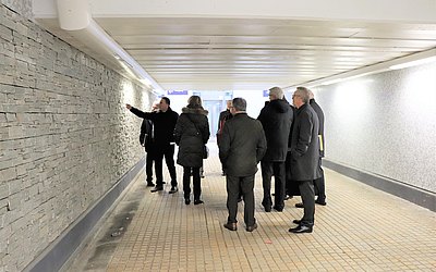 Eine Gruppe von Menschen erkundigen den Bahnhofs-Tunnel.