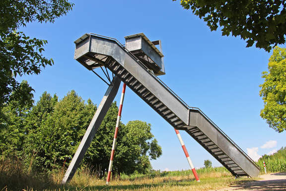 Vergrößerte Ansicht: Aussichtsplattform mit langer Metalltreppe im Grünen 