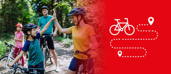 Familie mit Fahrradhelmen auf einem Waldweg: Eine Frau und ein Kind geben sich lachend ein High-Five. Rechts im Bild ein roter Hintergrund mit einem Fahrradsymbol und einer gestrichelten Route mit zwei Positionsmarkierungen.