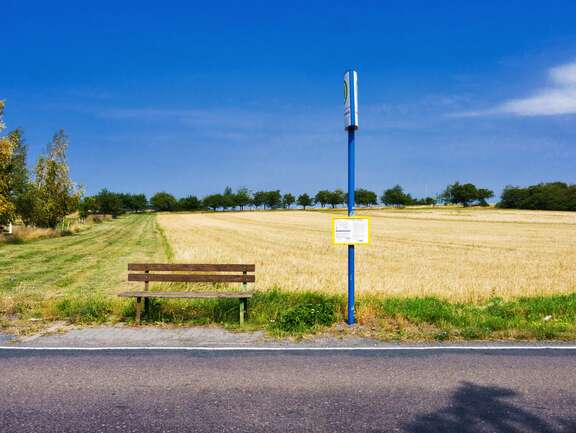 Landschaft mit Haltestelle