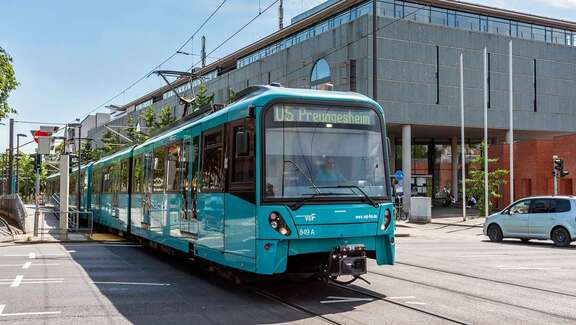 U-Bahn in Frankfurt vor der Nationalbiliothek