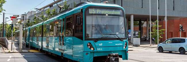 U-Bahn in Frankfurt vor der Nationalbiliothek