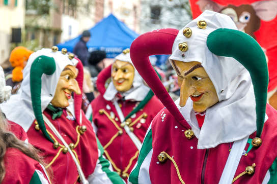 Eine Fußgruppe beim Fastnachtsumzug