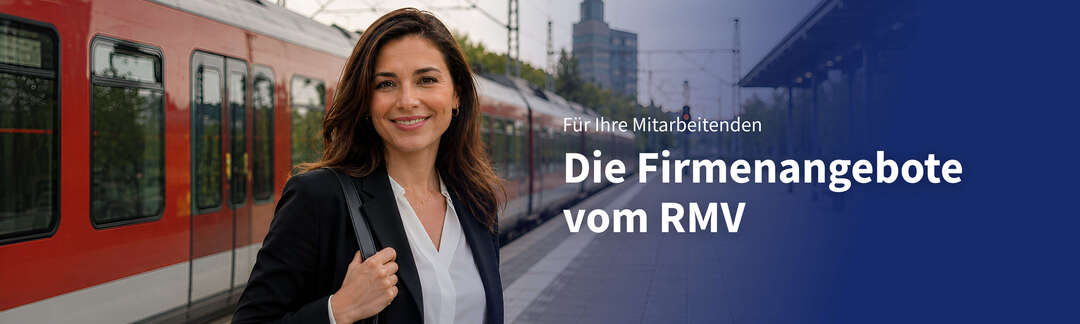 Firmenkunden Eine Frau steht am Bahnsteig, im Hintergrund ein Zug. Schrift: Für Ihre Mitarbeitenden. Die Firmenangebote vom RMV