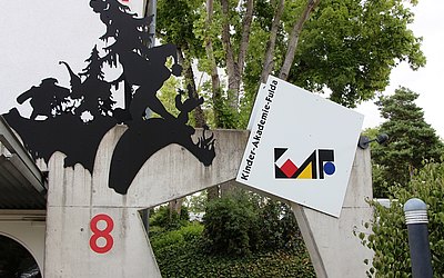Vergrößerte Ansicht: Schild mit Aufschrift und Logo: Kinder Akademie Fulda