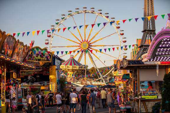 Riesenrad und Fahrgeschäfte auf einem Rummel