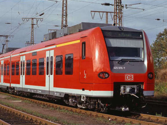 rote S-Bahn auf einer mehrgleisigen Strecke