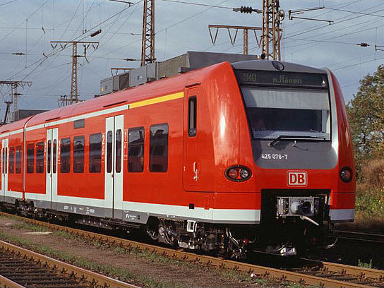 Elektrischer Triebzug ET 425/426 auf einer mehrgleisigen Strecke