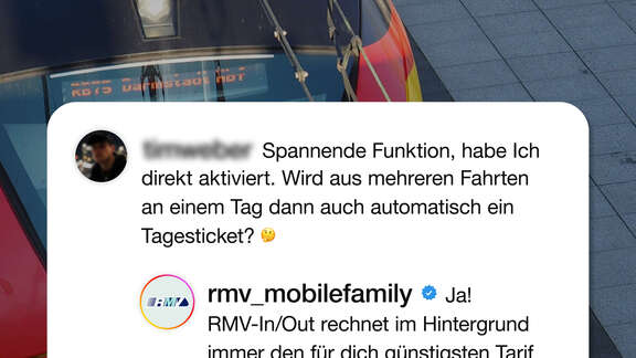 Im Vordergrund: weiße Textbox mit der Frage eines Users. Direkt darunter die Antwort des RMV bzw. der Mobile Family. Im Hintergrund ist ein orange-gelber Regionalzug der HLB zu sehen.