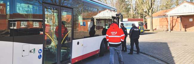 Verkehrskontrolle des Regionalen Verkehrsdienstes (RVD) Wetterau in Zusammenarbeit mit der VGO begutachten einen Bus vor der Schule