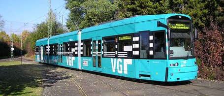 schräg seitliche Ansicht der Straßenbahn im Freien