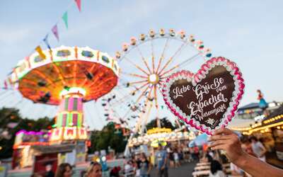 Riesenrad und Fahrgeschäfte auf einem Rummel
