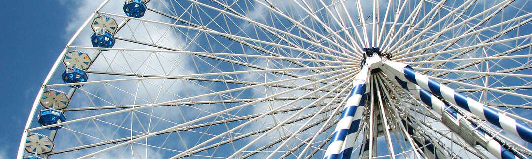 Riesenrad von unten